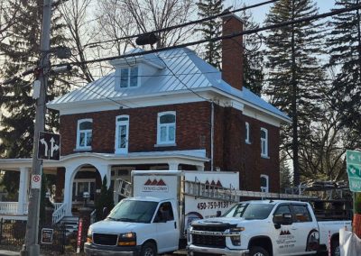 Service d'installation de toiture en tôle pincé dans Lanaudière et ses alentours - Toiture Lormay