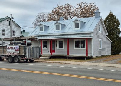 Service d'installation de toiture en tôle pincé dans Lanaudière et ses environs - Toiture Lormay