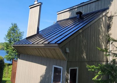 Toit de côté de maison - Service installation de toiture pincé à Lanaudière - Toiture Lormay